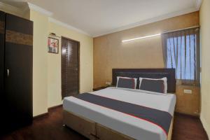 1 dormitorio con 1 cama grande en una habitación en Collection O Happy Living Stay, en Kondapur