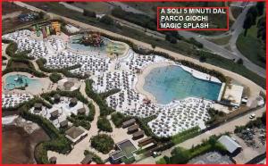 vista aerea su una piscina in un resort di Giorno&Notte Colleferro a Colleferro