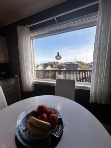 einen Obstteller auf einem Tisch mit Fenster in der Unterkunft KB Villa - Panoramic view in Sørvågen