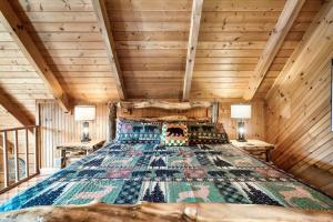 Postel nebo postele na pokoji v ubytování Views 1br15bath Pet-friendly With Hot Tub & Bbq