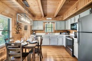 Kitchen o kitchenette sa Dreamy 2br Cabin With Private Hot-tub And Grill