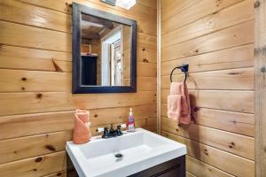 Koupelna v ubytování Views 1br15bath Pet-friendly With Hot Tub & Bbq + 36 fotografií