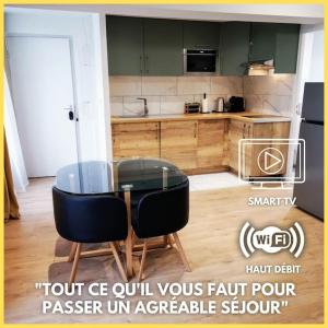een keuken met een glazen tafel en 2 stoelen bij La promesse - T2 Hyper centre in Abbeville