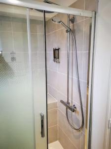 een douche met een glazen deur in de badkamer bij La promesse - T2 Hyper centre in Abbeville
