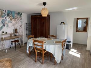 eine Küche und ein Esszimmer mit Tisch und Stühlen in der Unterkunft LA PAUSE in Saint-Georges-sur-Cher + 24 Fotos