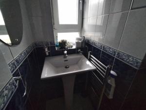 uma casa de banho com um lavatório e uma janela em Cosy central London Apartment, EC1V em Londres