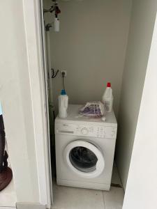 a washing machine and a washer in a room at Kama in Sainte-Luce