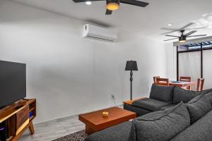 Χώρος καθιστικού στο Coastal Comfort Haven