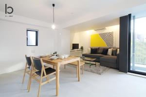 Χώρος καθιστικού στο b hotel Heiwaodori 401 - Brand New Apt Famous Hiroshima Dori 6ppl