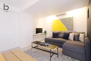 Μια τηλεόραση ή/και κέντρο ψυχαγωγίας στο b hotel Heiwaodori 401 - Brand New Apt Famous Hiroshima Dori 6ppl