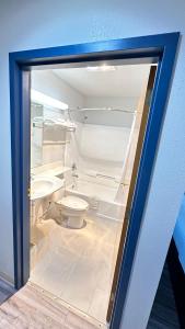 y baño con aseo y lavamanos. en Microtel Inn & Suites by Wyndham Gallup - PET FRIENDLY, en Gallup