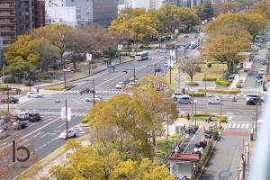 - une vue aérienne sur une rue animée de la ville avec des voitures dans l'établissement bHOTEL Heiwaoodori 901 - New Apt in Famous Hiroshima Dori For 6p, à Hiroshima