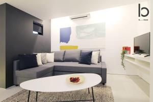 Μια τηλεόραση ή/και κέντρο ψυχαγωγίας στο b hotel Heiwaodori 302 - Huge Apt in Famous Hiroshima Dori For 6p