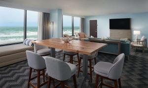 TV a/nebo společenská místnost v ubytování Hilton Cocoa Beach Oceanfront
