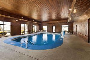 een groot zwembad in een grote kamer bij Comfort Inn Huntington Near University in Huntington