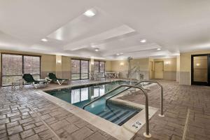 a swimming pool in a hotel room at Comfort Suites Hummelstown - Hershey in Hummelstown