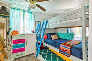 - un lit superposé avec une échelle dans une chambre dans l'établissement Oceanfront White Stone Cottage with Private Beach!, à White Stone