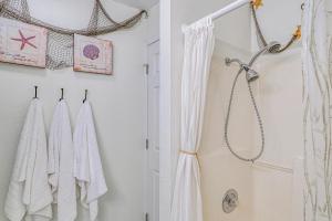 ein Bad mit Dusche und Handtüchern an der Wand in der Unterkunft Waterfront Sunrise Beach Rental with Private Dock in Sunrise Beach + 26 Fotos