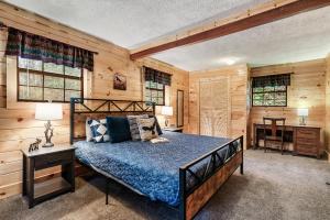 um quarto com uma cama e uma secretária em The Eagle's Nest Mountain Cabin Gatlinburg em Gatlinburg