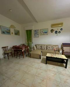 un soggiorno con divano e tavolo di Pinníga’s House Mega appartamento vista mare a Santa Maria Navarrese