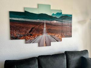 une peinture d'une route sur un mur dans l'établissement Sasha Tenerife, à Costa del Silencio