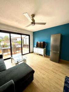 德爾錫倫西奧海岸的住宿－Sasha Tenerife，带沙发和冰箱的客厅
