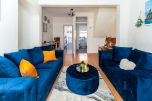 a living room with a blue couch and a table at Liverpool City Haven-Dane Street in Liverpool