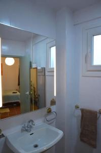 Baño blanco con lavabo y espejo en Cozy Apartment Downtown, en Órgiva
