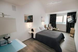 1 dormitorio con 1 cama y sala de estar en Cozy Seaside Studio Apartment C - Faraway, en Lagoa