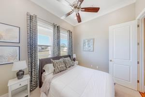 - une chambre avec un lit et un ventilateur de plafond dans l'établissement The Ruth Retreat, à Gulfport
