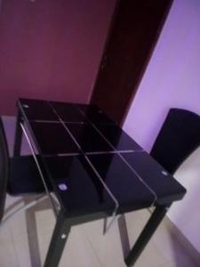 niebieskie krzesło siedzące na szklanym stole w obiekcie Cheerful and peaceful 4-bedrooms house w mieście Koforidua