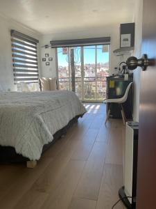 Schlafzimmer mit einem Bett, einem TV und einem Balkon in der Unterkunft el edén in Zacatecas