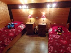 Dos camas en una habitación con ositos de peluche. en Le Petit Paddock en Saint-Gervais-les-Bains