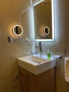 ein Badezimmer mit einem weißen Waschbecken und einem Spiegel in der Unterkunft el edén in Zacatecas