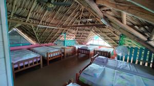 ein Zimmer mit einem Haufen Betten in einem Gebäude in der Unterkunft Milimar Hostal in San Onofre