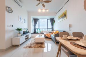 uma sala de estar com um sofá e uma mesa em 5min to Sunway Pyramid 5 pax Cozy Home em Petaling Jaya