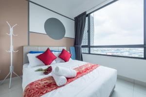 um quarto com uma cama grande e almofadas vermelhas e brancas em 5min to Sunway Pyramid 5 pax Cozy Home em Petaling Jaya
