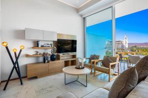 TV a/nebo společenská místnost v ubytování Maritima Beach Sunrise