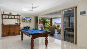 Biliár nebo kulečník v ubytování Bribie Bliss: Luxe Canal Living
