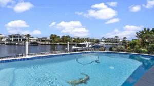 Bazén v ubytování Bribie Bliss: Luxe Canal Living nebo v jeho okolí