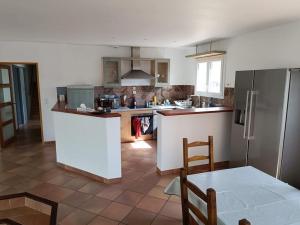 a kitchen with a table and a counter in it at Villa T4, 95m² entre Montpellier et Pic Saint Loup in Prades-le-Lez