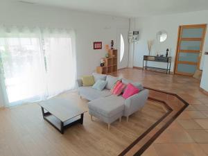 a living room with a couch and a table at Villa T4, 95m² entre Montpellier et Pic Saint Loup in Prades-le-Lez