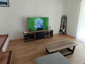 a living room with a flat screen tv at Villa T4, 95m² entre Montpellier et Pic Saint Loup in Prades-le-Lez