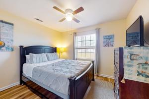- une chambre avec un lit et un ventilateur de plafond dans l'établissement The Palms --- 36507 Palm Dr #2203, à Rehoboth Beach