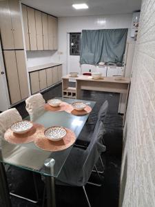 蒙特維多的住宿－Casa con parrillero，厨房配有桌椅和碗