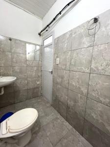 uma casa de banho com um WC e um lavatório em DEPARTAMENTOS A METROS DE LA UNAF em Formosa