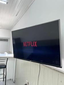 einen Fernseher an einer Wand mit dem Netflix-Schild drauf in der Unterkunft DEPARTAMENTOS A METROS DE LA UNAF in Formosa