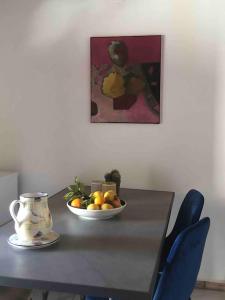 a bowl of fruit on a table with a bowl of oranges at Casa Tranquila Barrada in Alcoutim