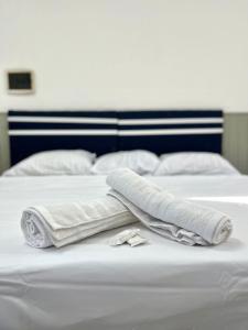 dos toallas sentadas encima de una cama en DEPARTAMENTOS A METROS DE LA UNAF en Formosa