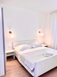 Katil atau katil-katil dalam bilik di Isolated apartments with a swimming pool Cove Tvrdni Dolac, Hvar - 6112